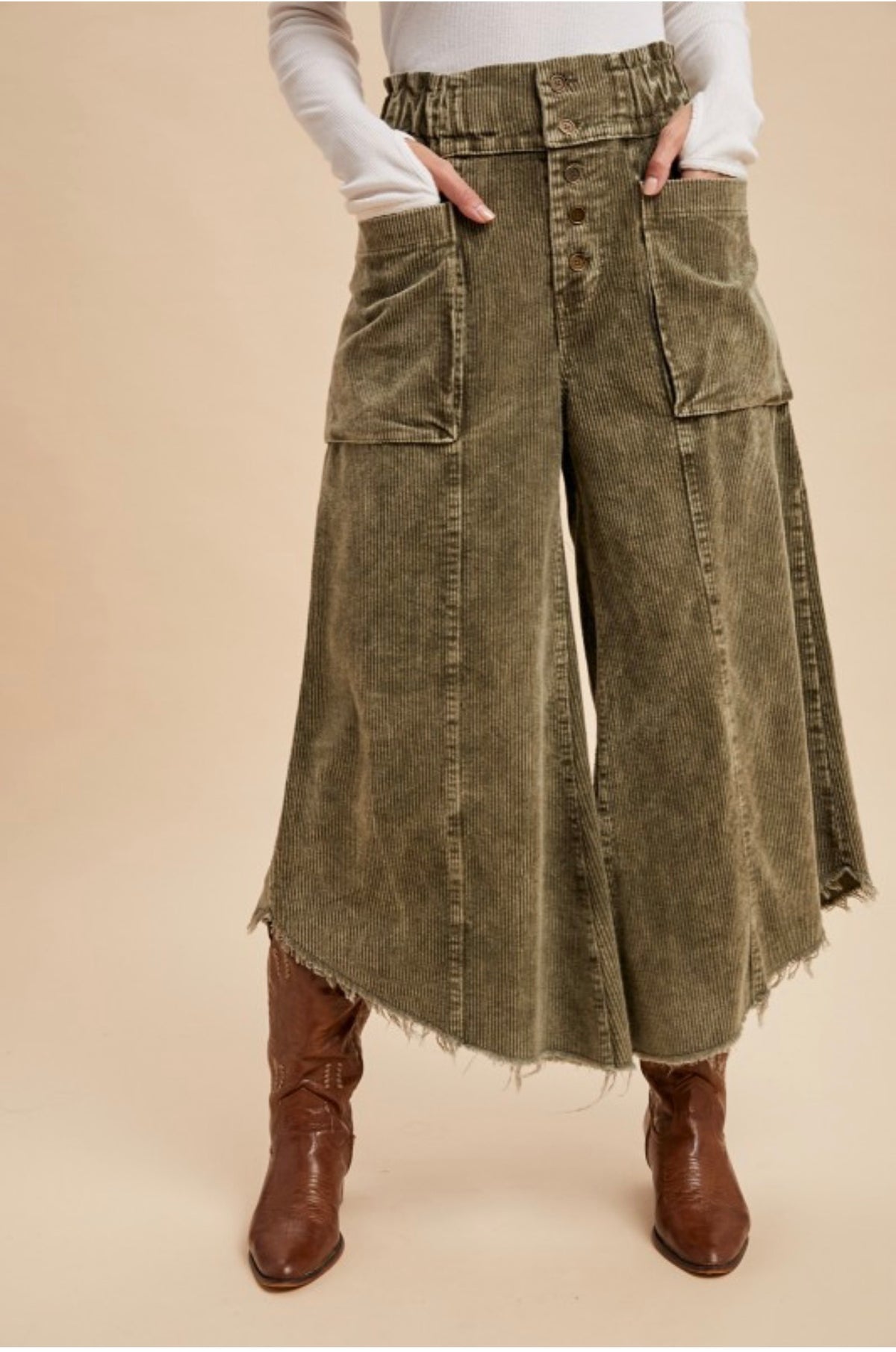 MINERAL WASH CROPPED FRAY HEM
CORDUROY WIDE PANTS in Olive